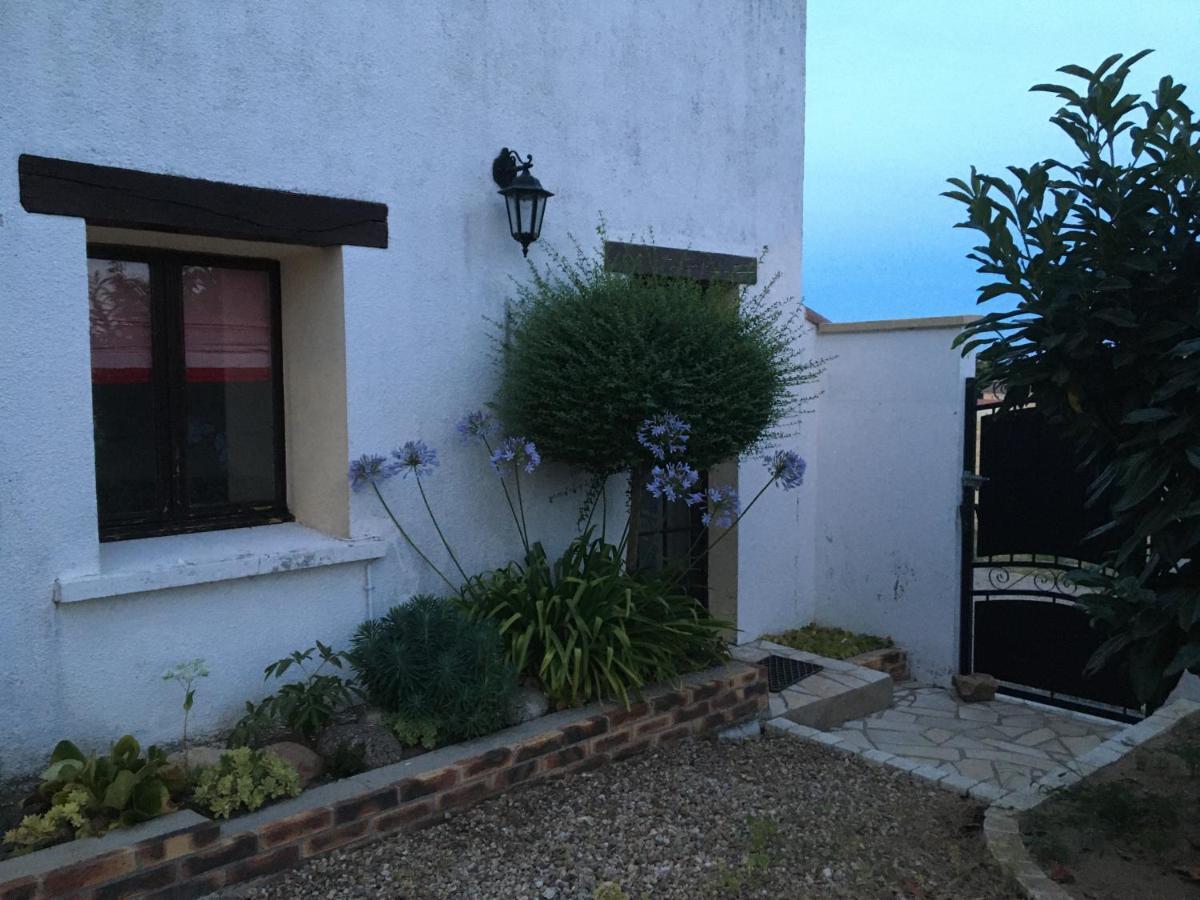 Maison Blanche Piscine Et Petit Dejeuner Châtellerault Exterior photo
