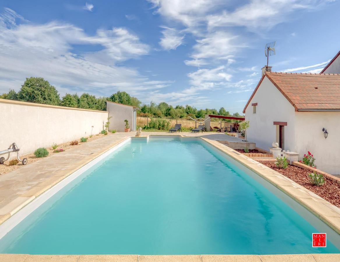 Maison Blanche Piscine Et Petit Dejeuner Châtellerault Exterior photo